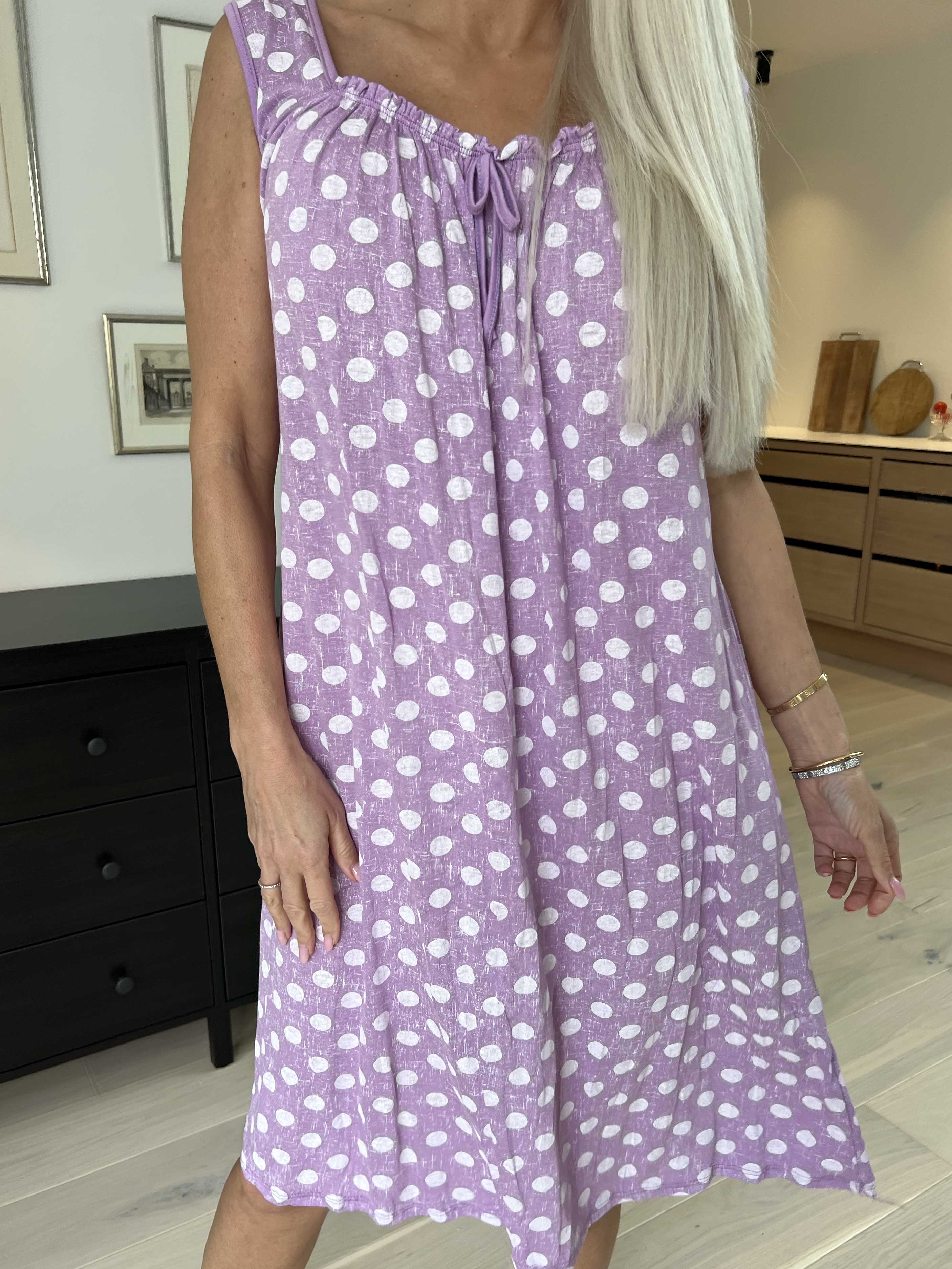 Medina - Prikket kjole med bindebånd